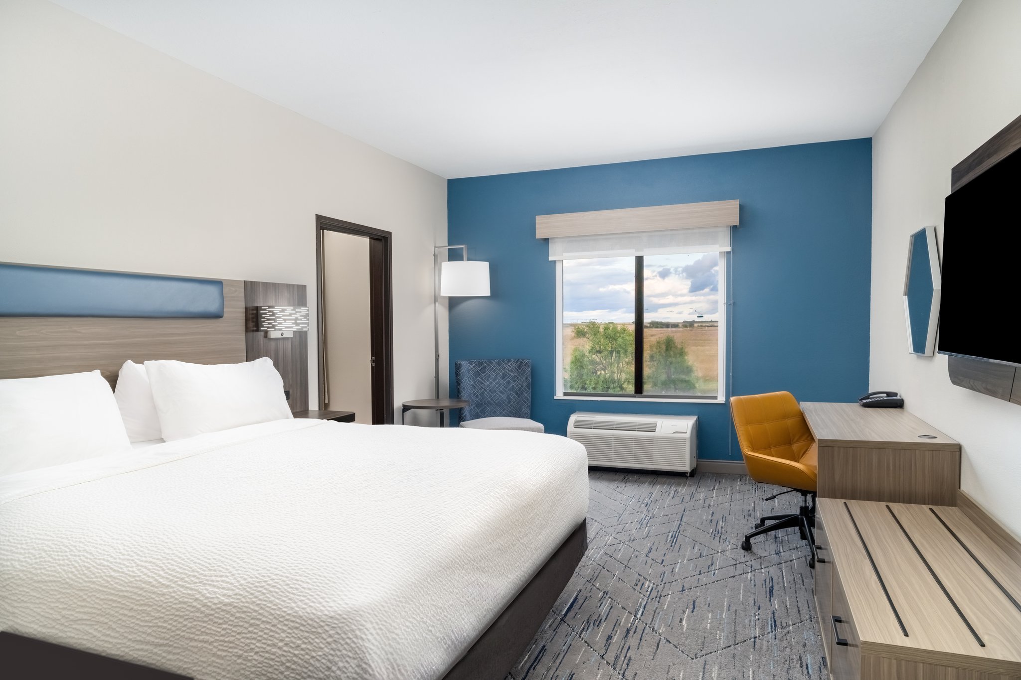 Holiday Inn Express & Suites Pratt by IHG Image
