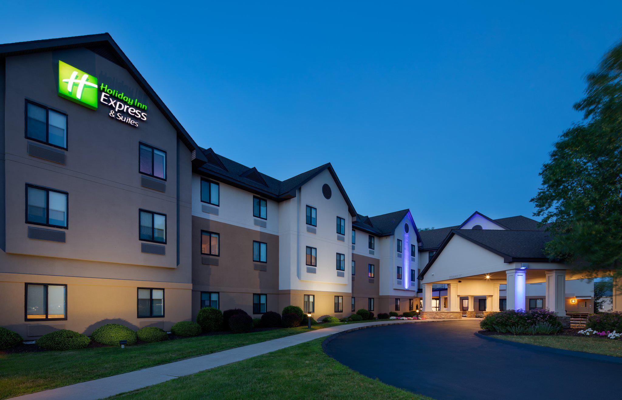 Holiday Inn Express & Suites Bradley Airport Photo