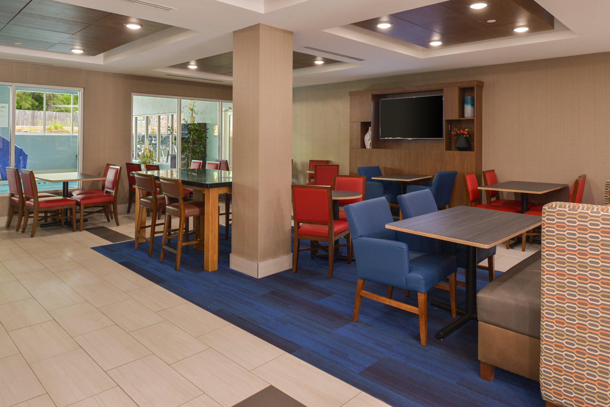 Holiday Inn Express & Suites Chattanooga (East Ridge) Photo
