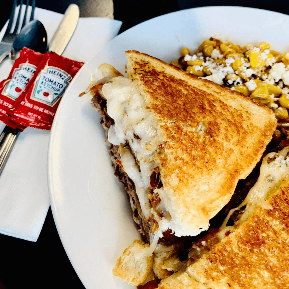 Mac & BBQ Pulled Pork Gilled Cheese Sandwich