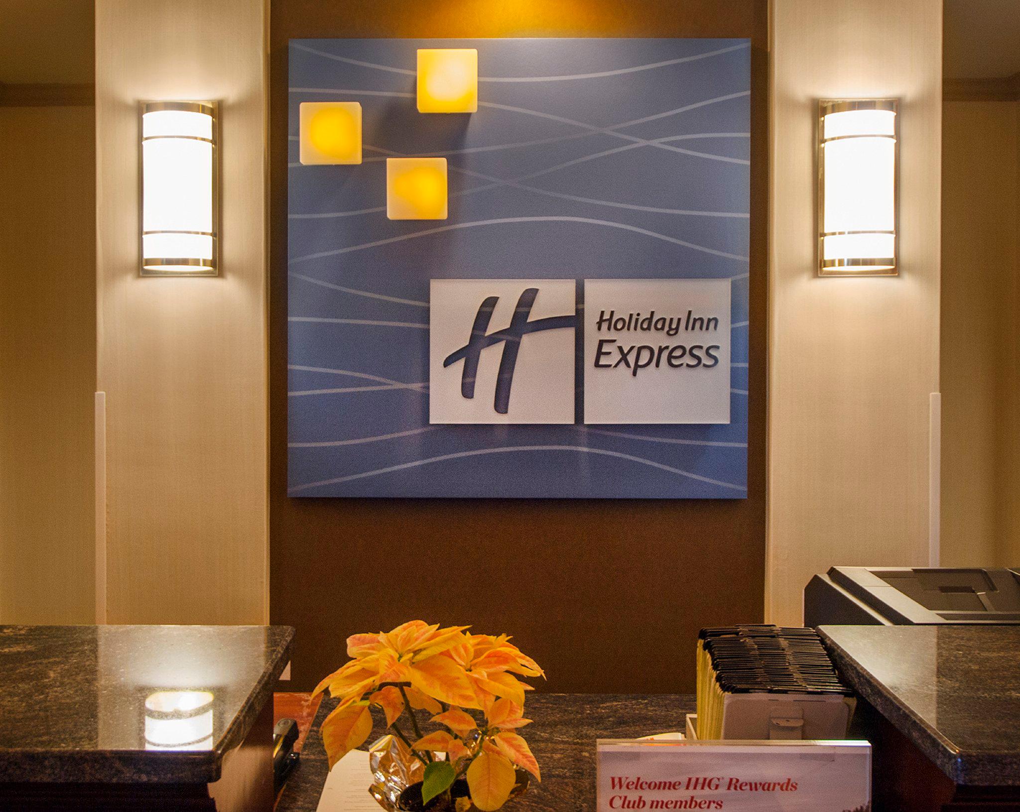 Holiday Inn Express & Suites Buffalo-Airport Photo