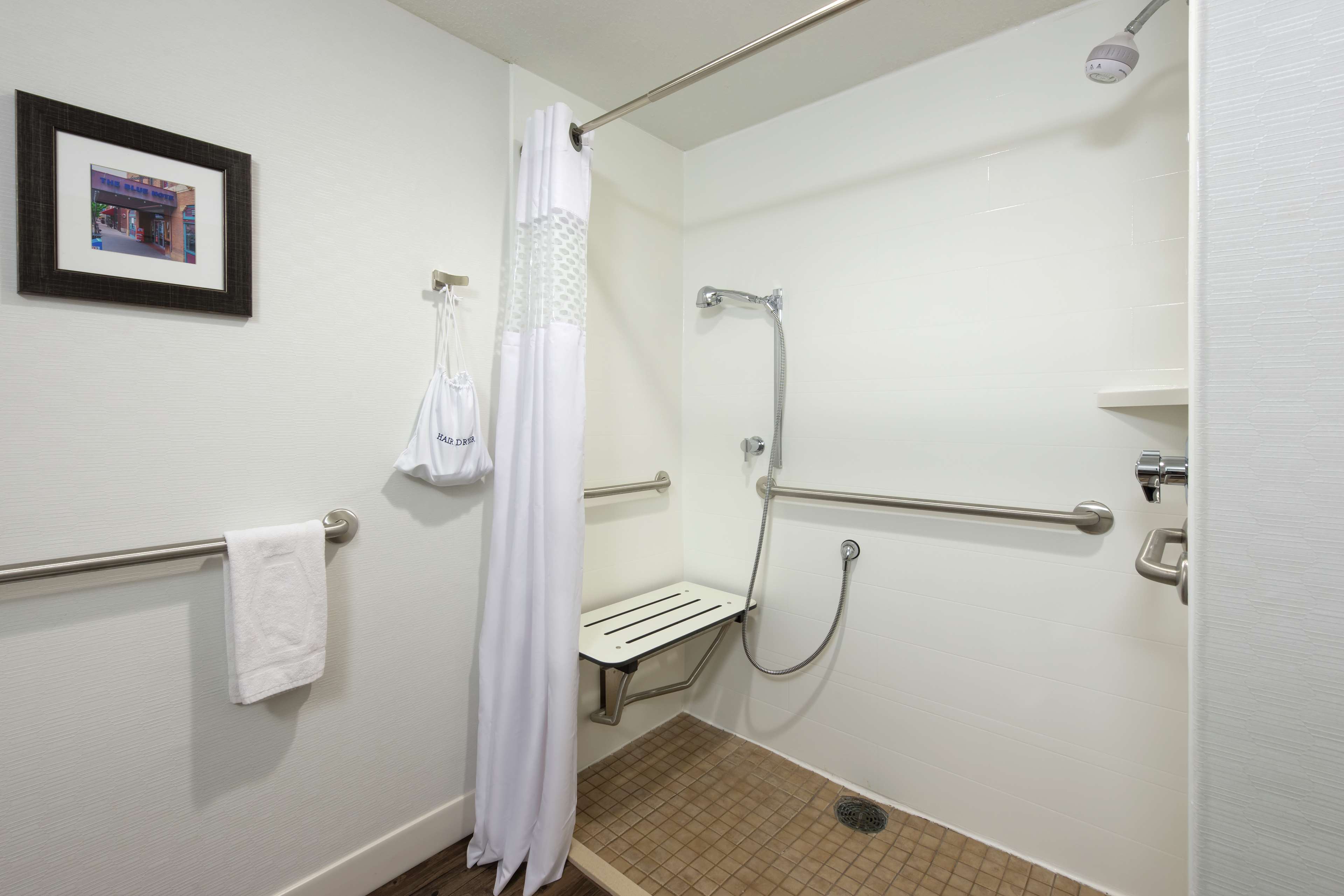 Guest room bath