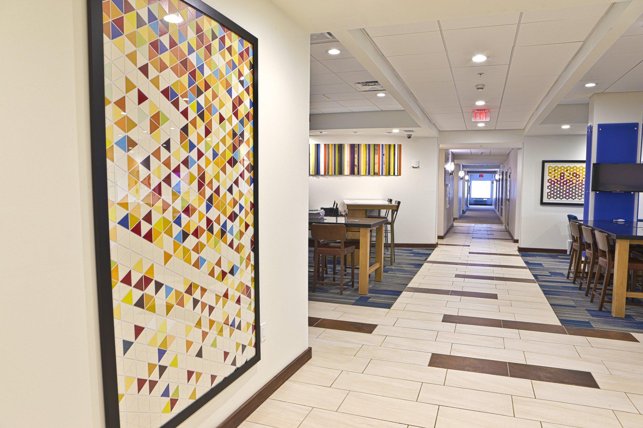 Holiday Inn Express & Suites Rochester Hills - Detroit Area Photo