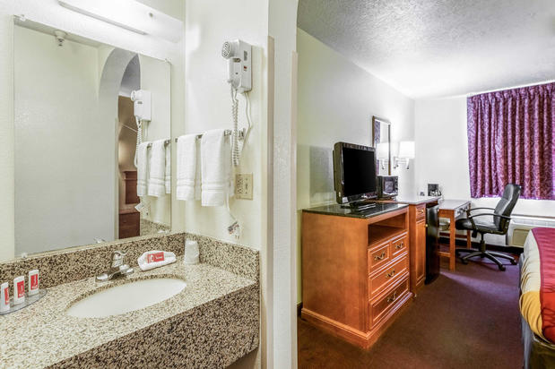 Images Econo Lodge Inn & Suites