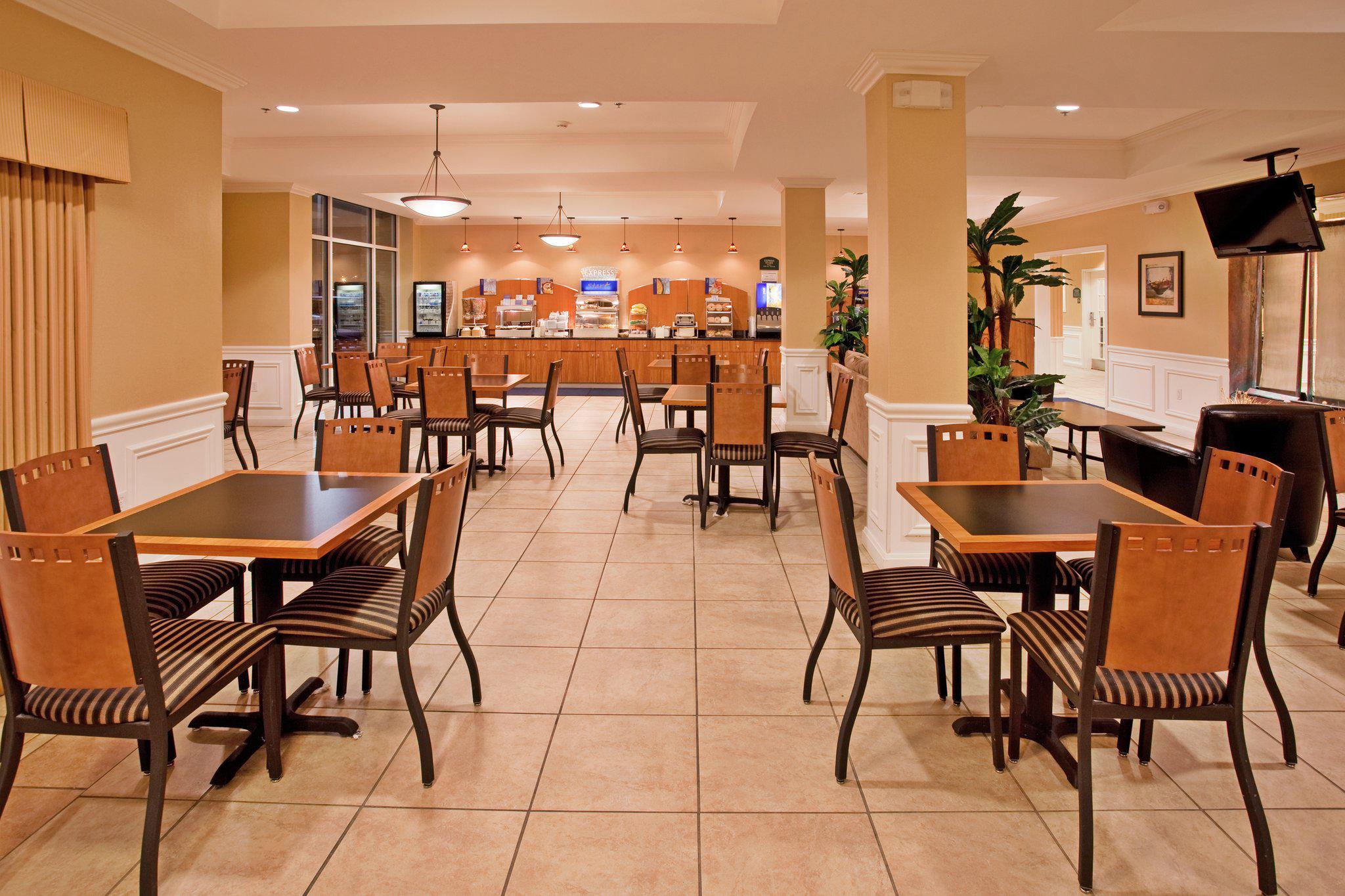Holiday Inn Express & Suites Wichita Airport Photo