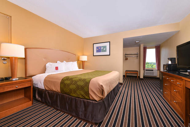Images Econo Lodge Inn & Suites