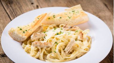 FETTUCCINE ALFREDO WITH GRILLED CHICKEN