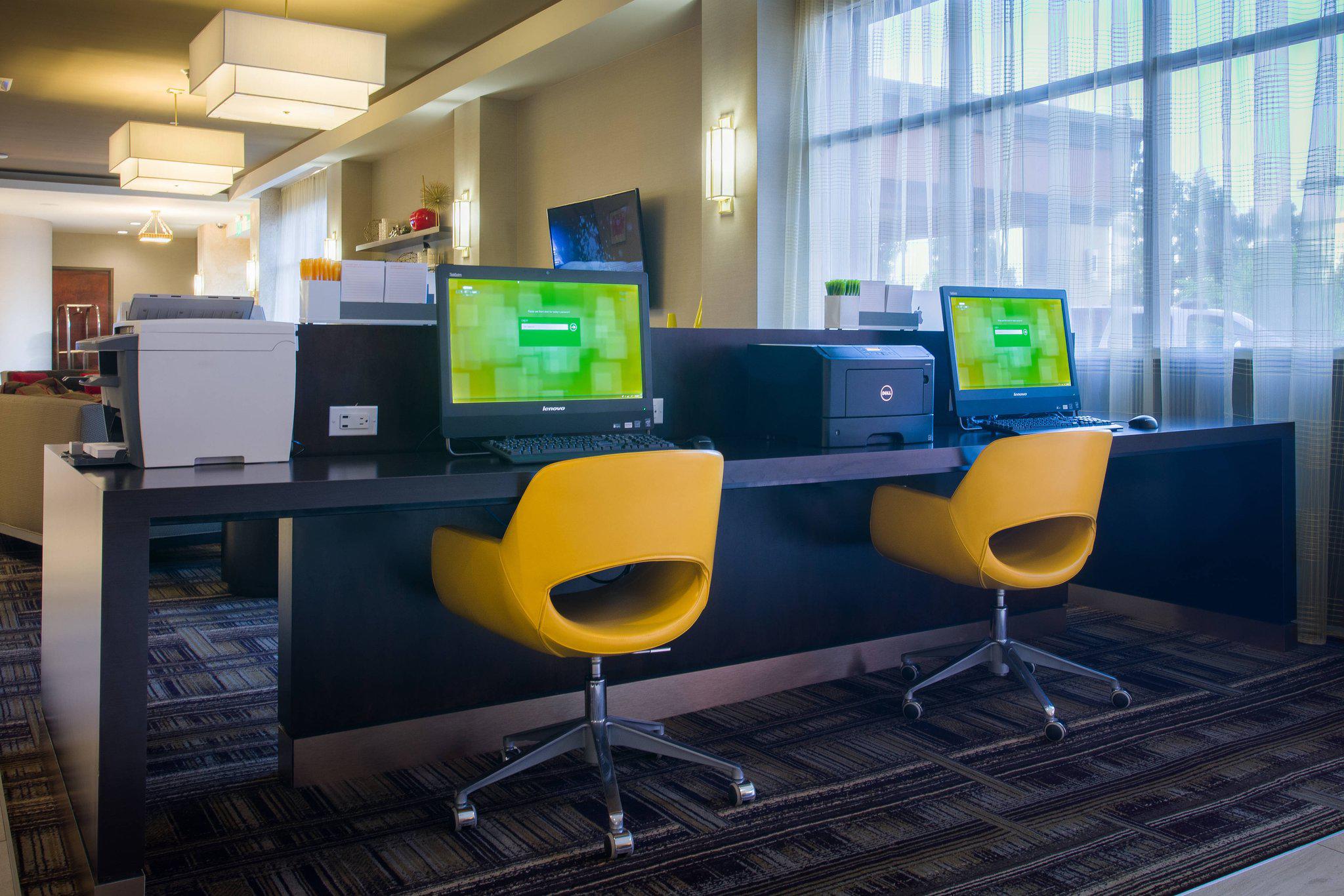 Courtyard by Marriott Los Angeles Westside Photo