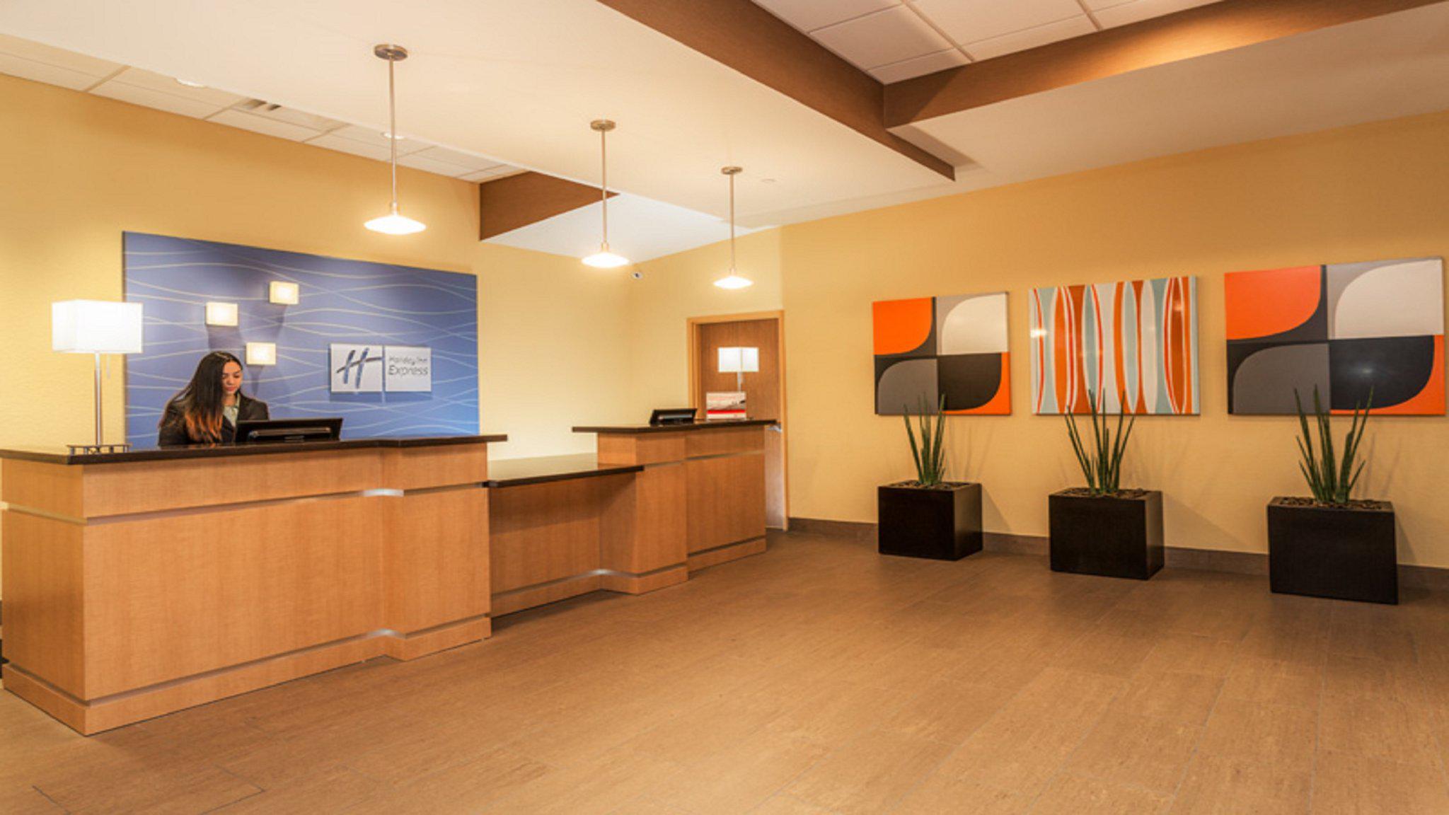 Holiday Inn Express & Suites Fort Lauderdale Airport South Photo