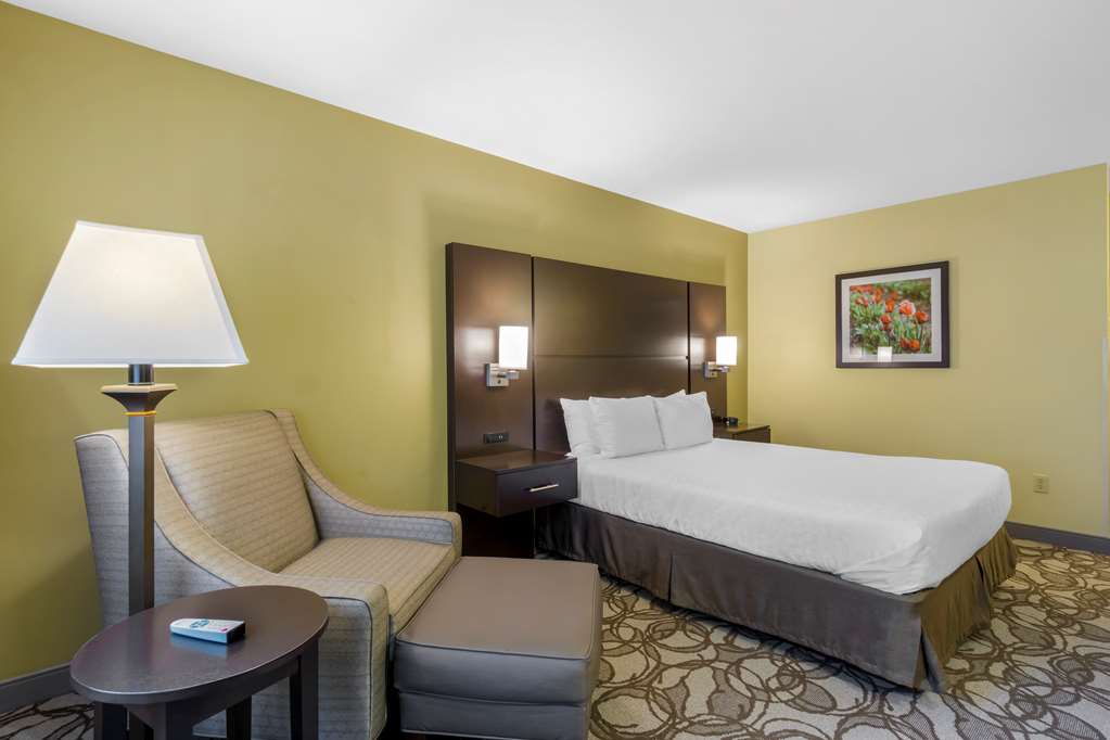 Best Western Plus Plaza by the Green Image