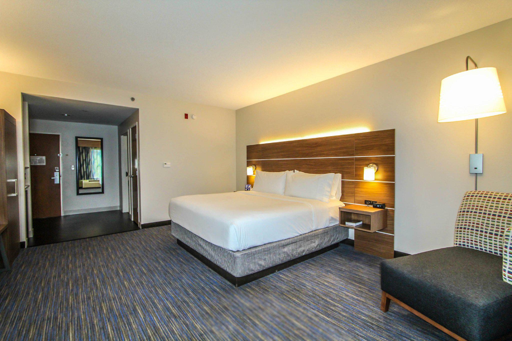 Holiday Inn Express & Suites Charleston-North Photo