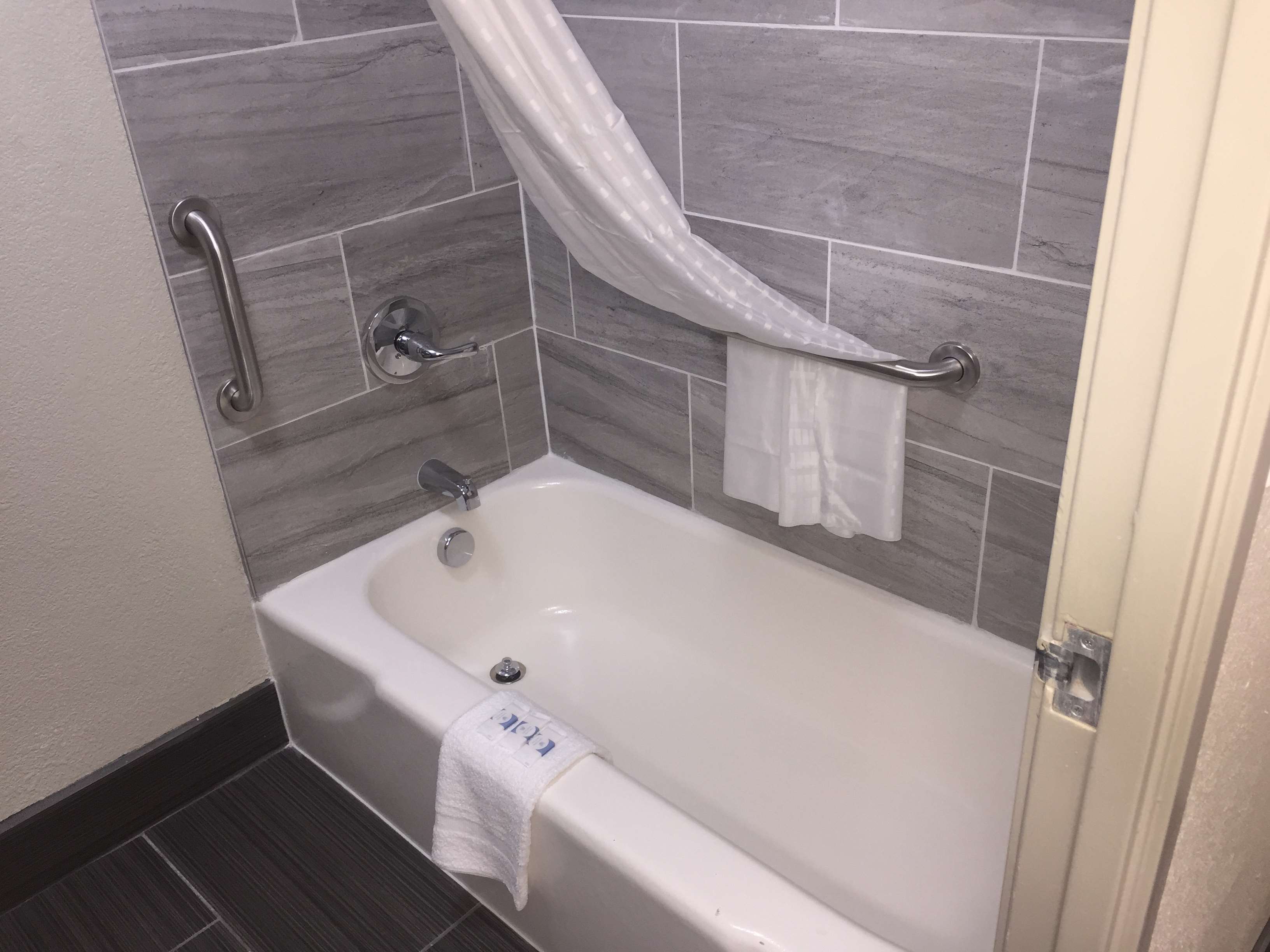 SureStay Plus Hotel by Best Western Kansas City Airport Photo