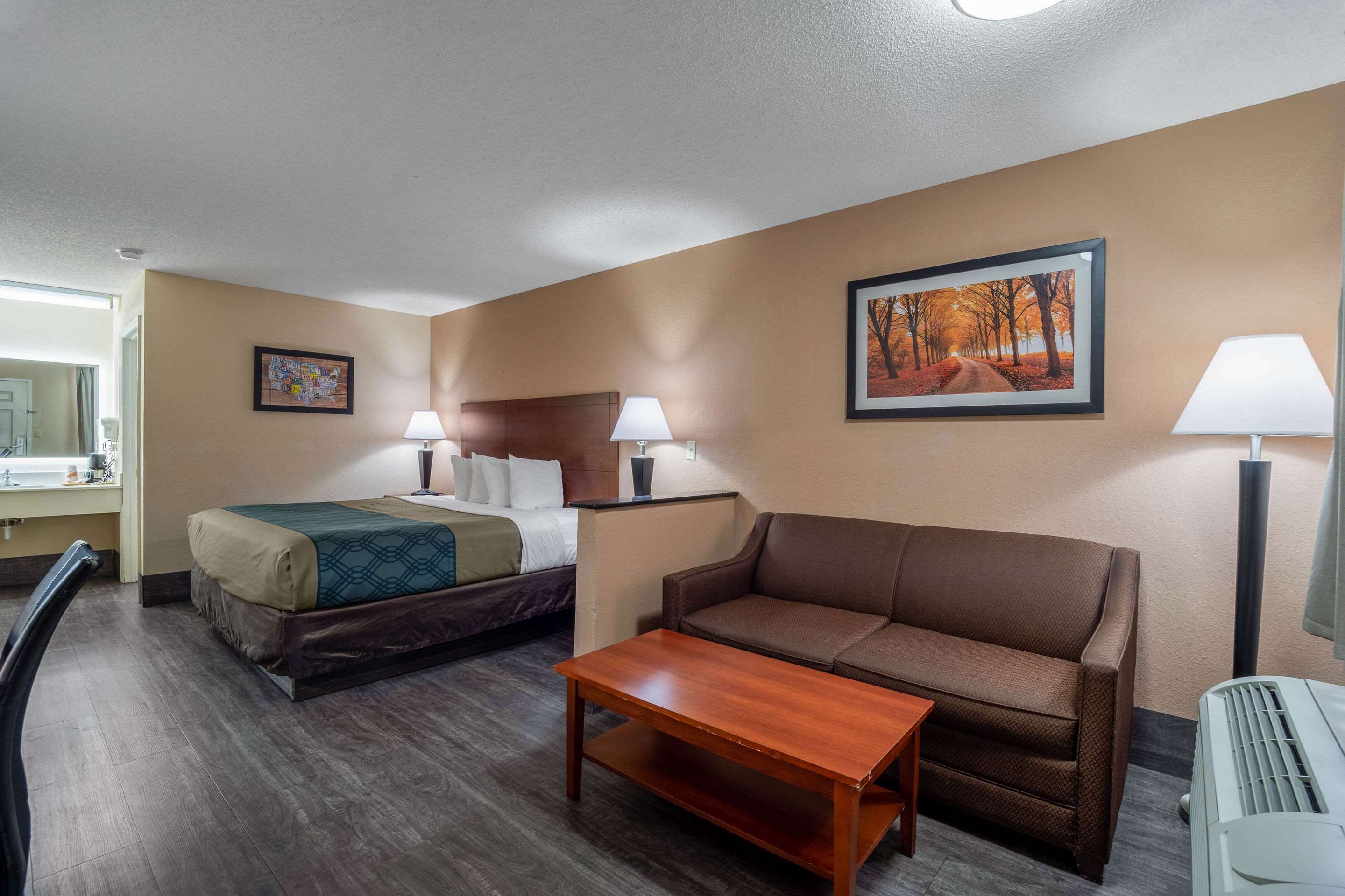 Econo Lodge Inn & Suites Photo