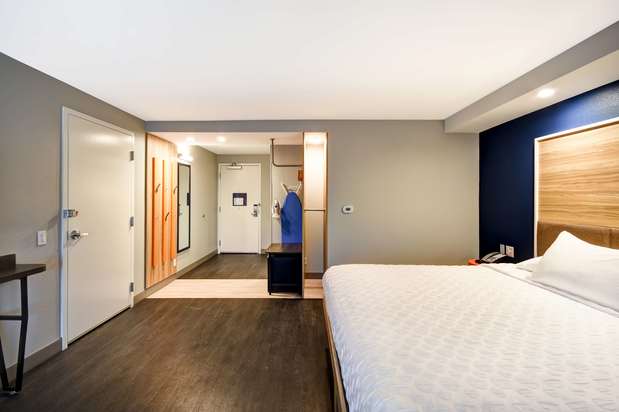 Images Tru by Hilton Sterling Heights Detroit