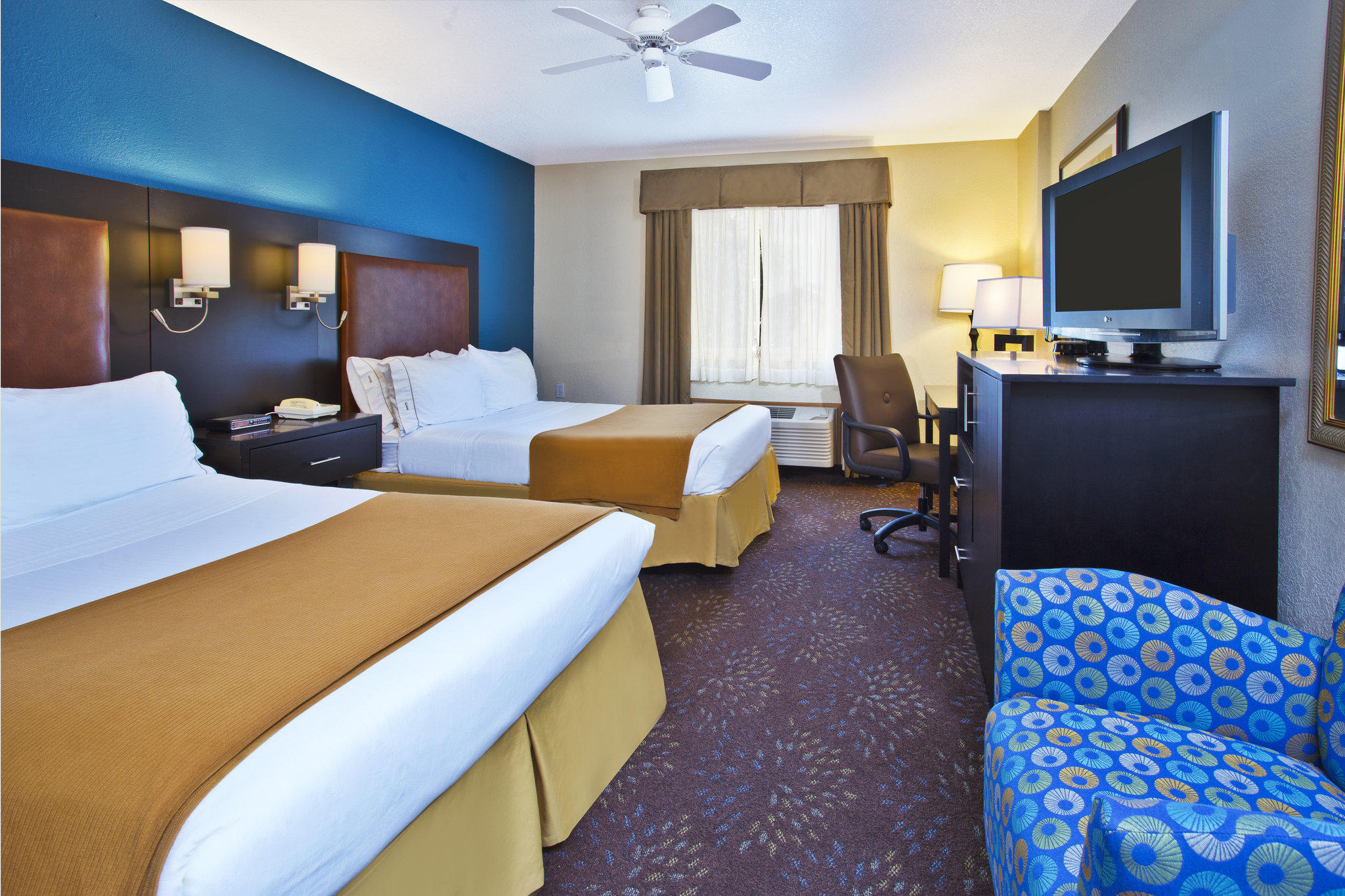 Holiday Inn Express Mackinaw City Photo