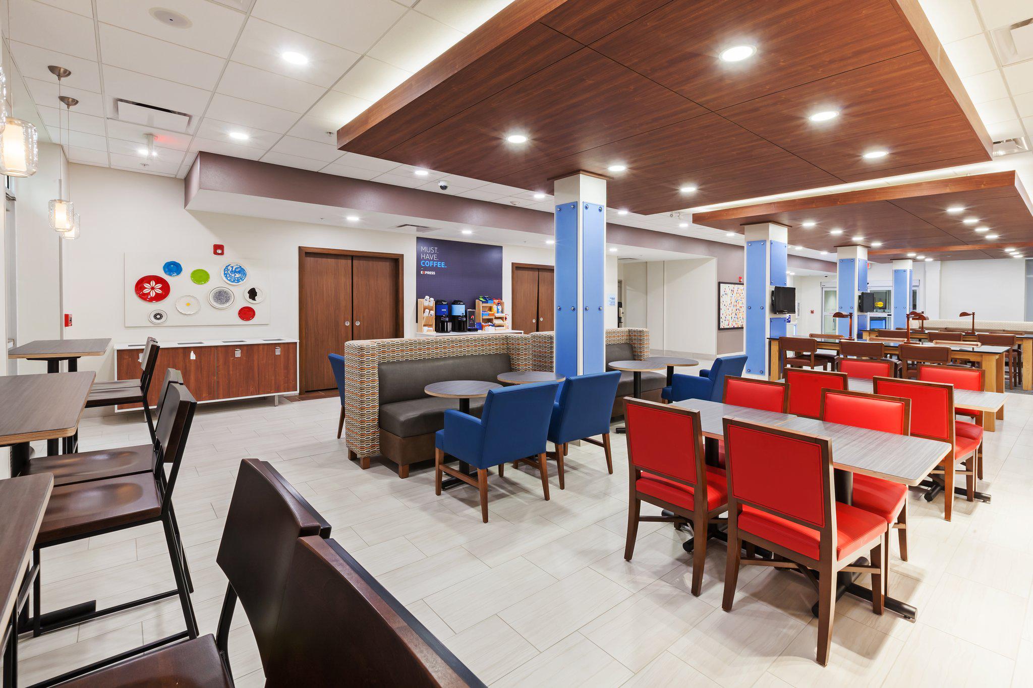 Holiday Inn Express & Suites Lenexa - Overland Park Area Photo