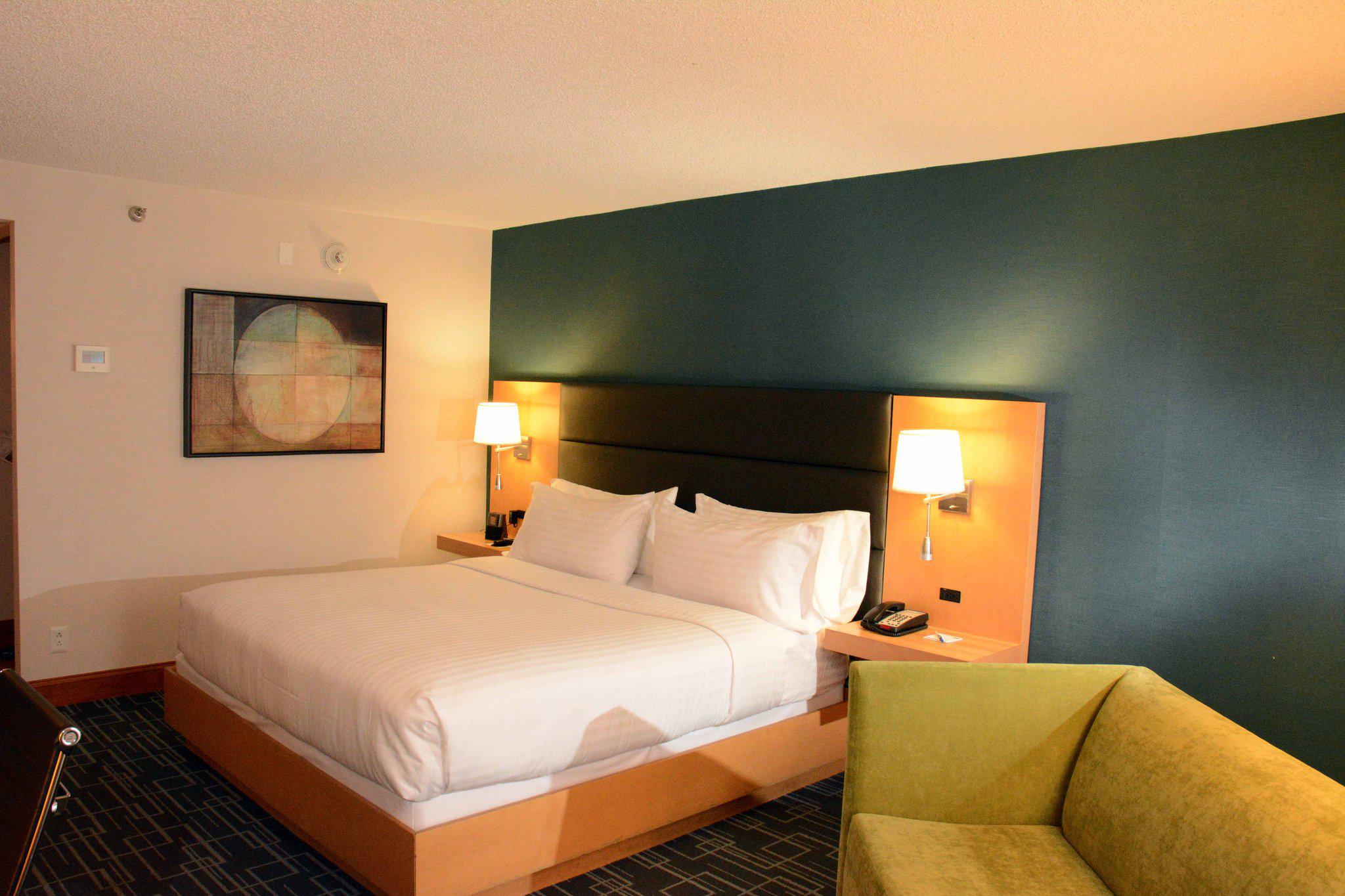 Holiday Inn Express & Suites Stamford Photo