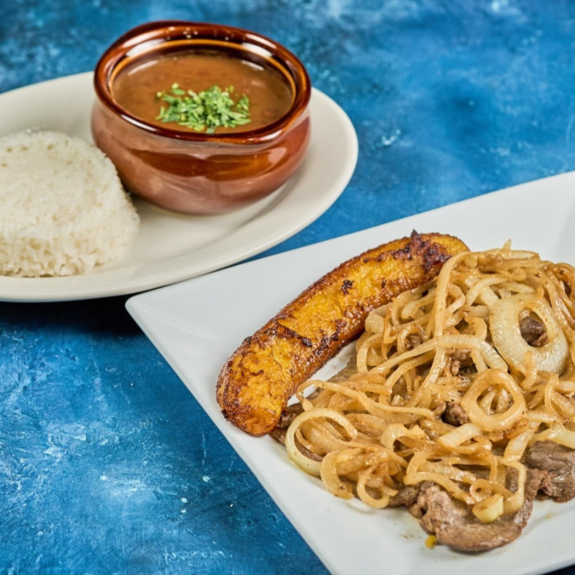 Bistec Encebollado + Acompañante