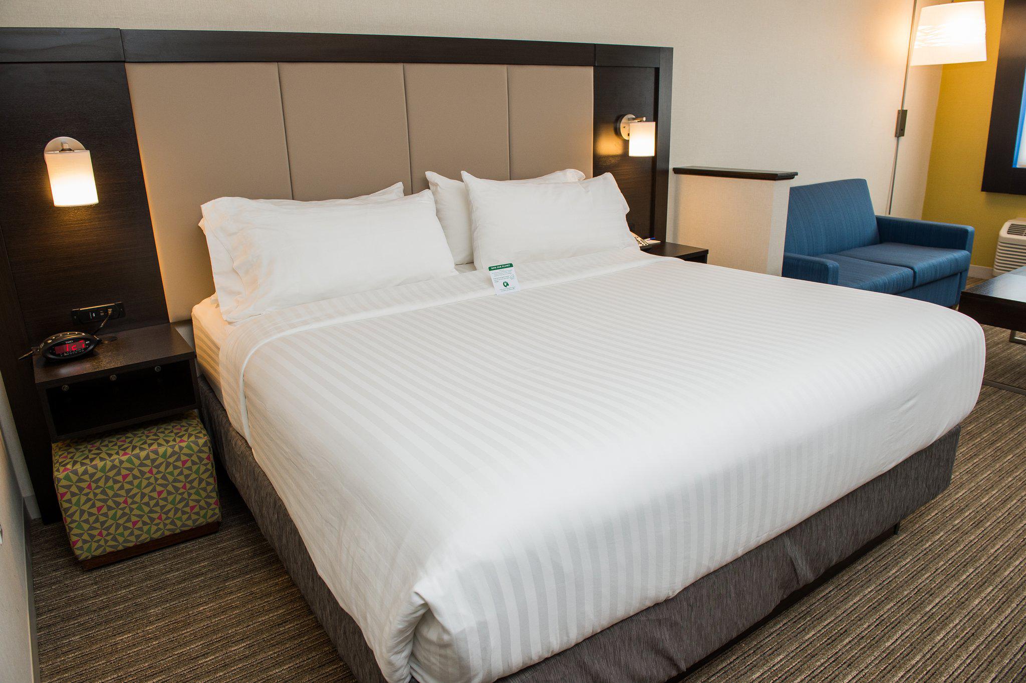 Holiday Inn Express & Suites Marietta Photo