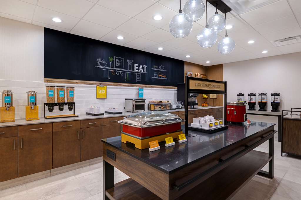 Hampton Inn & Suites Marina Image