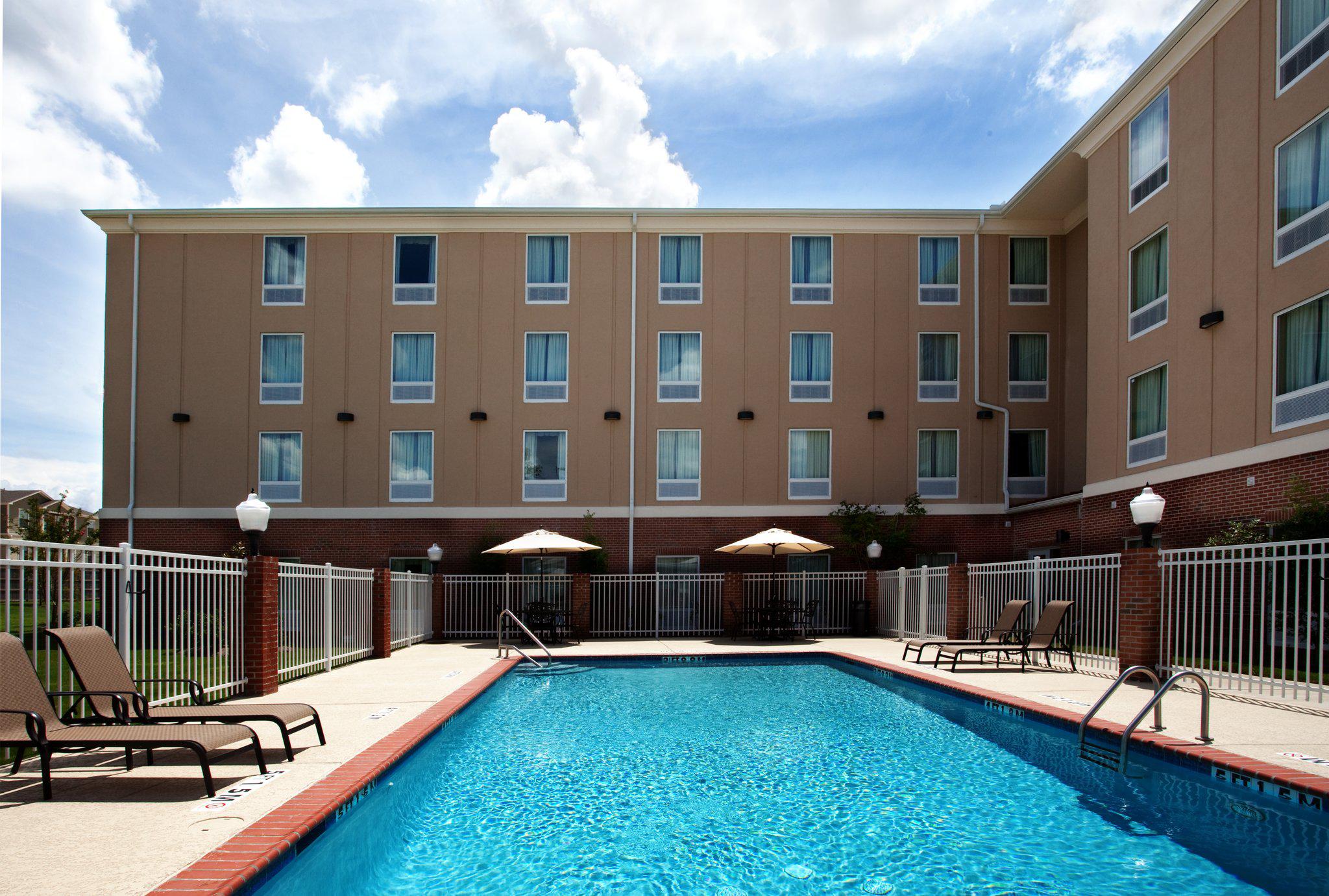 Holiday Inn Express & Suites Baton Rouge East Photo