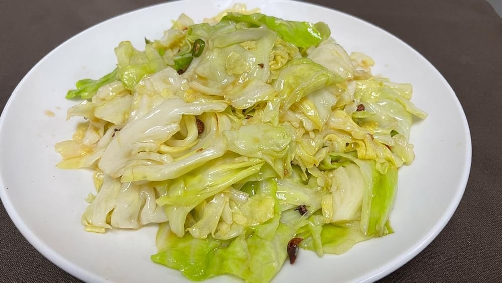 Chinese Cabbage W. Dried Peppers (手撕包菜）