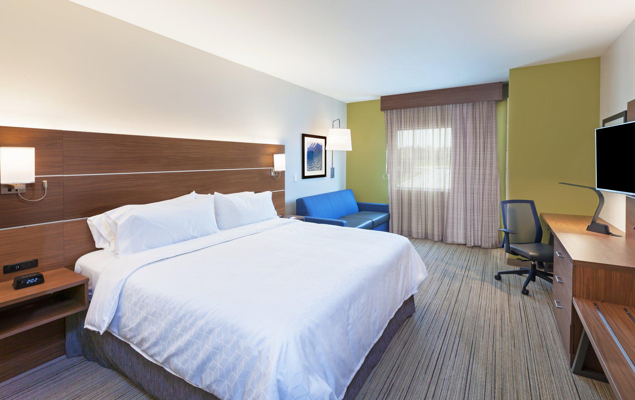 Holiday Inn Express & Suites Lenexa - Overland Park Area Photo