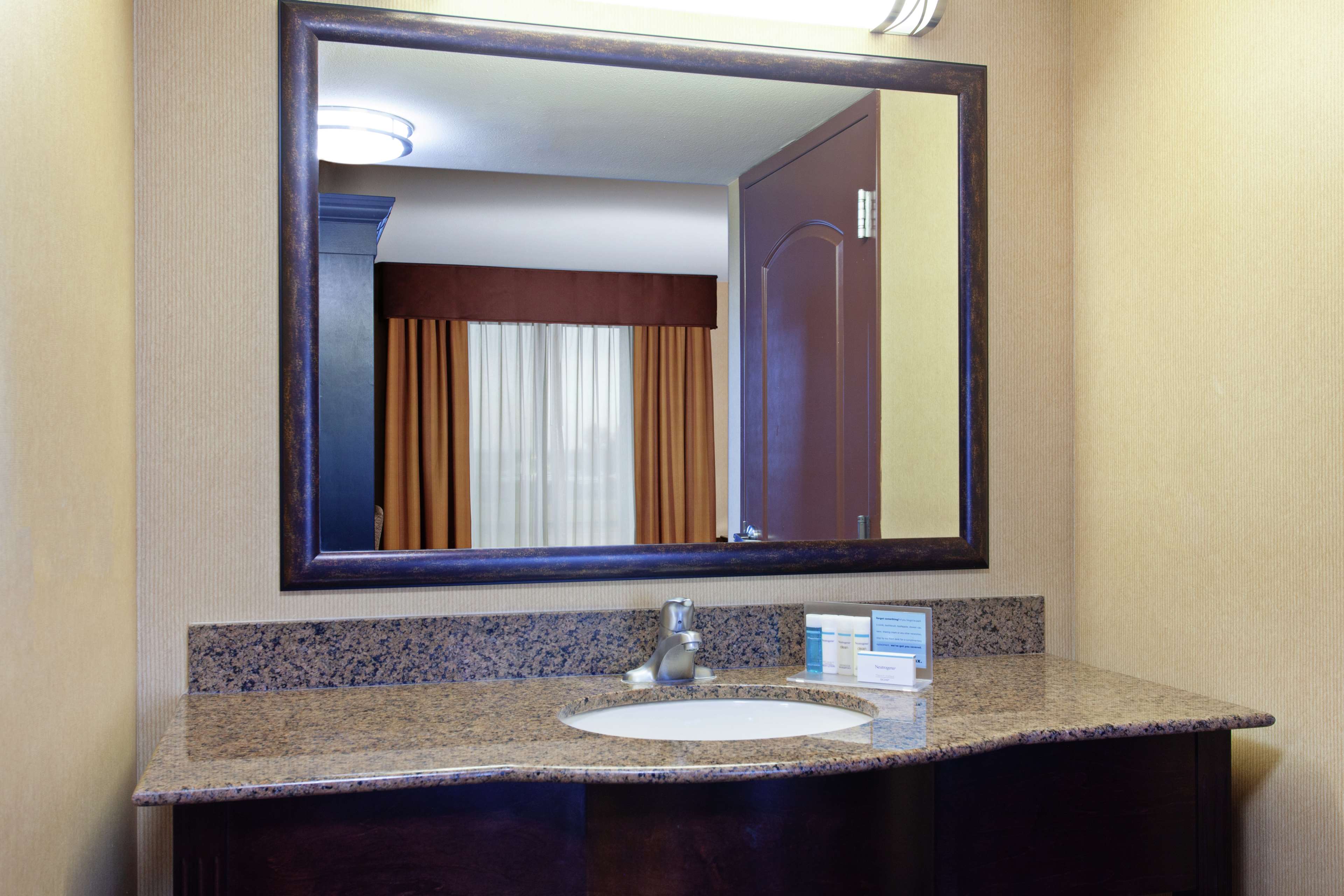 Guest room bath