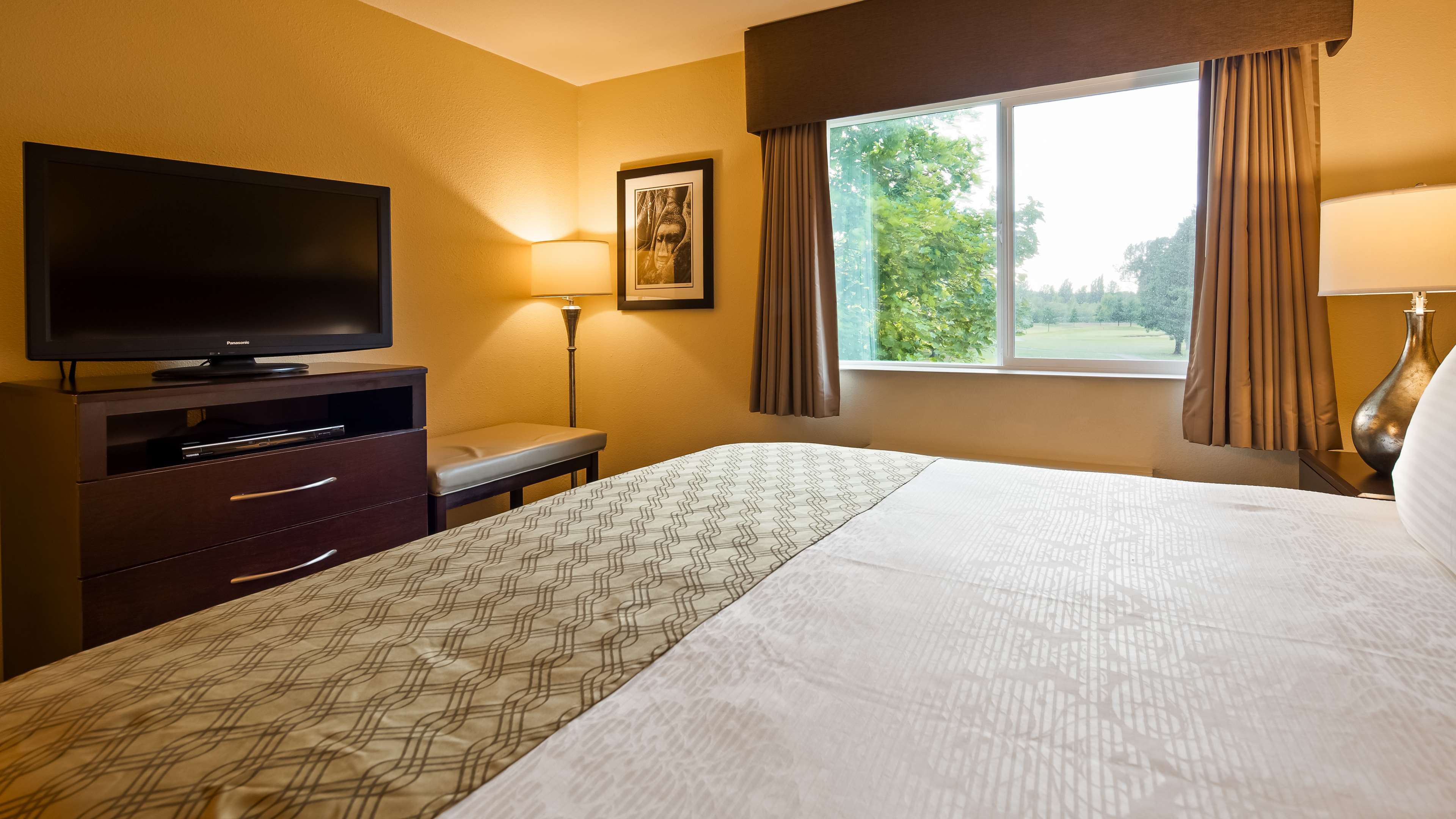 Best Western Plus Plaza by the Green Photo