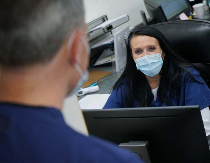 An expert staff member at Azura Surgery Center Connecticut