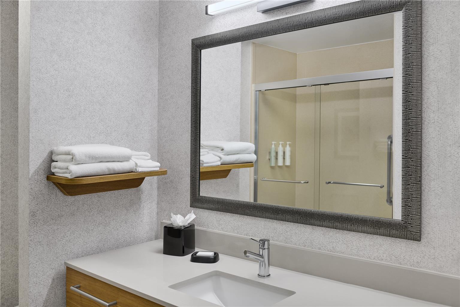 Hampton Inn Vernon Image