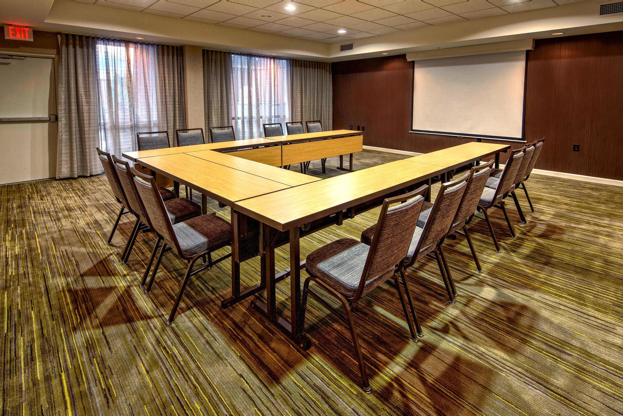 Courtyard by Marriott Alexandria Photo