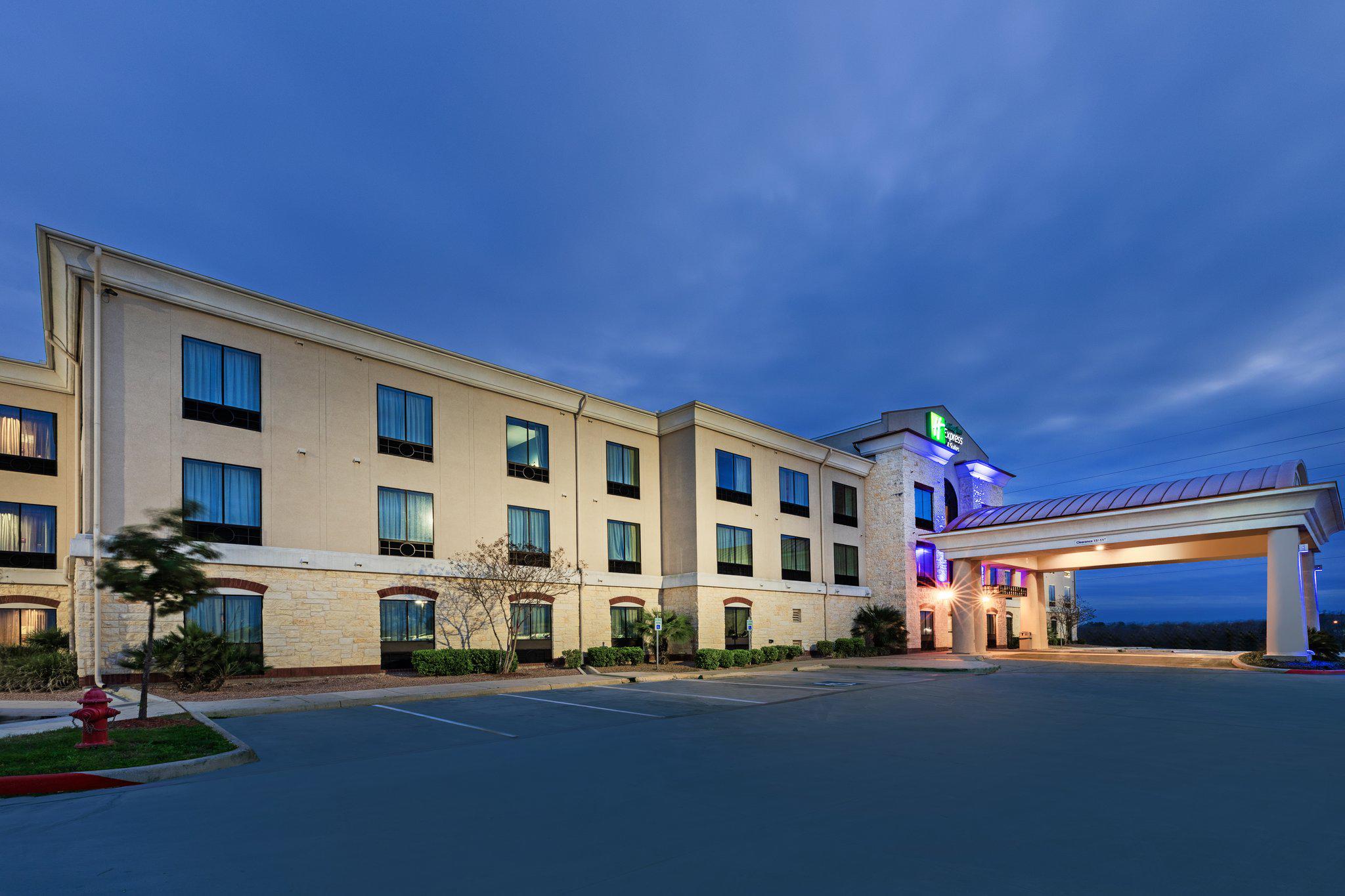 Holiday Inn Express & Suites Floresville Photo