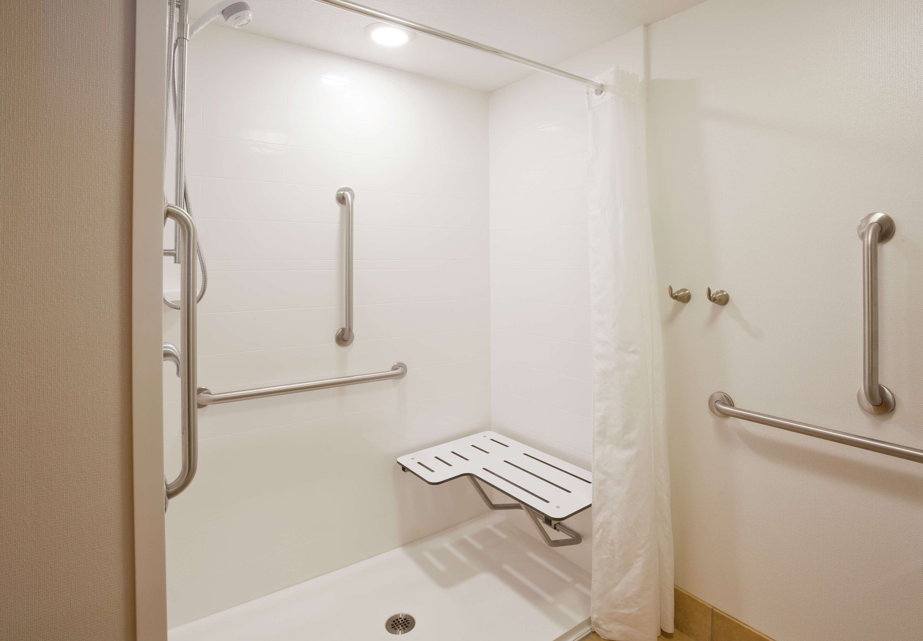 Guest room bath
