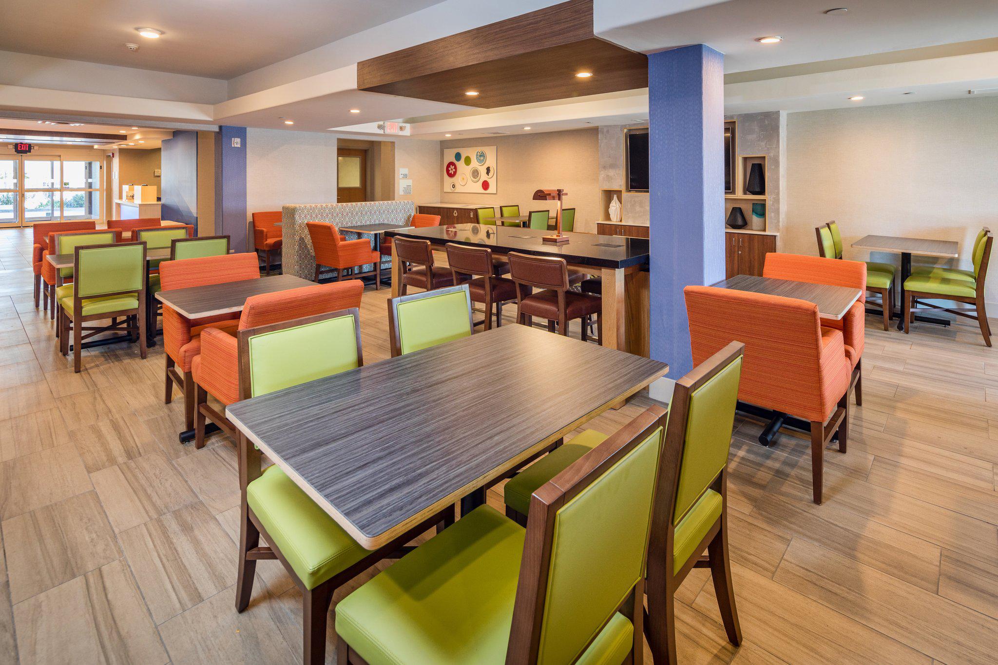 Holiday Inn Express & Suites Modesto-Salida Photo