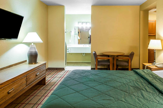 Images Rodeway Inn East