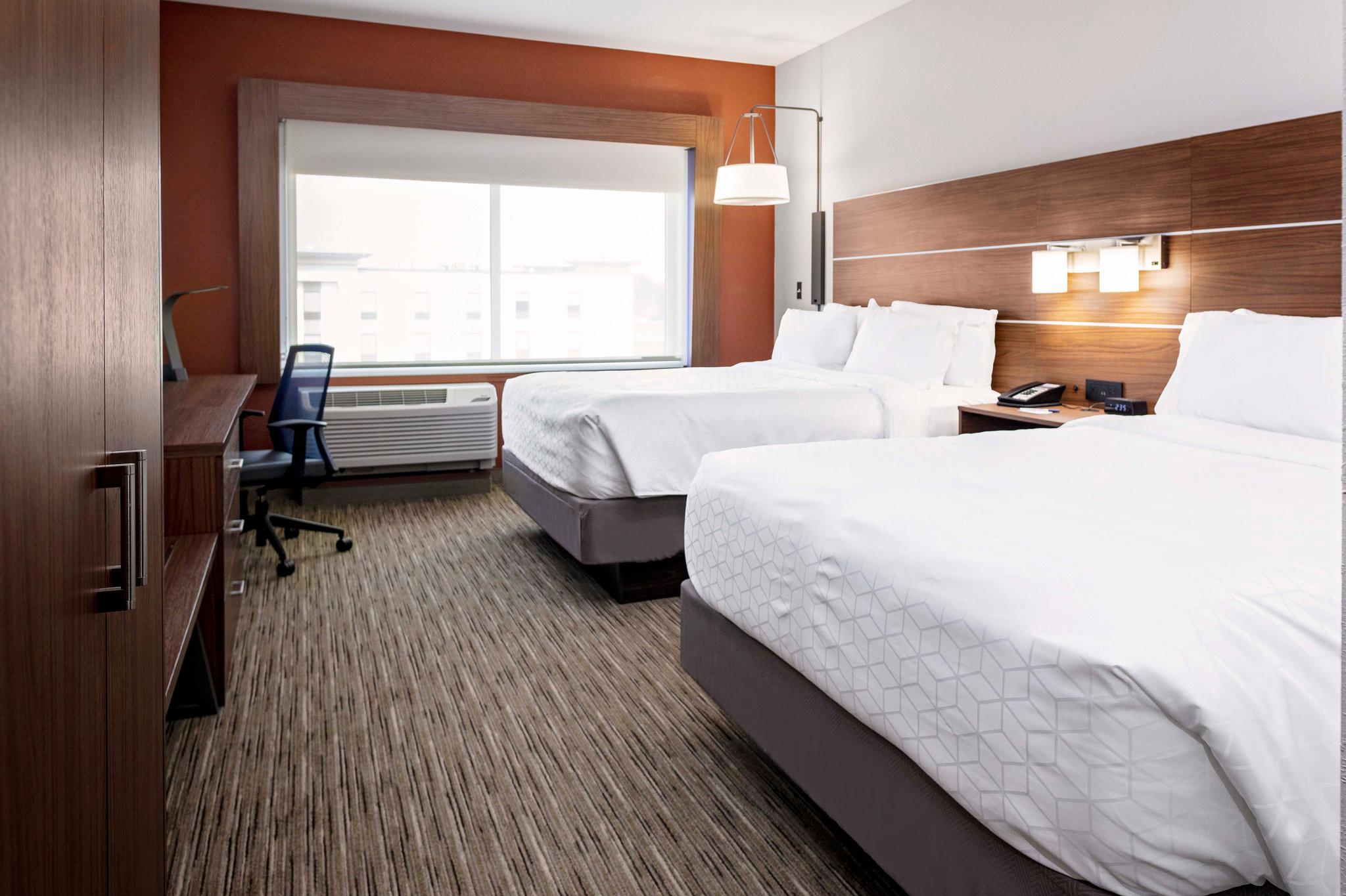 Holiday Inn Express & Suites Madison Photo