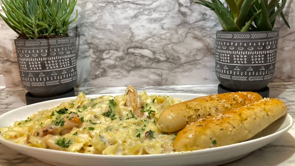 Chicken Alfredo w/ 2 Breadsticks