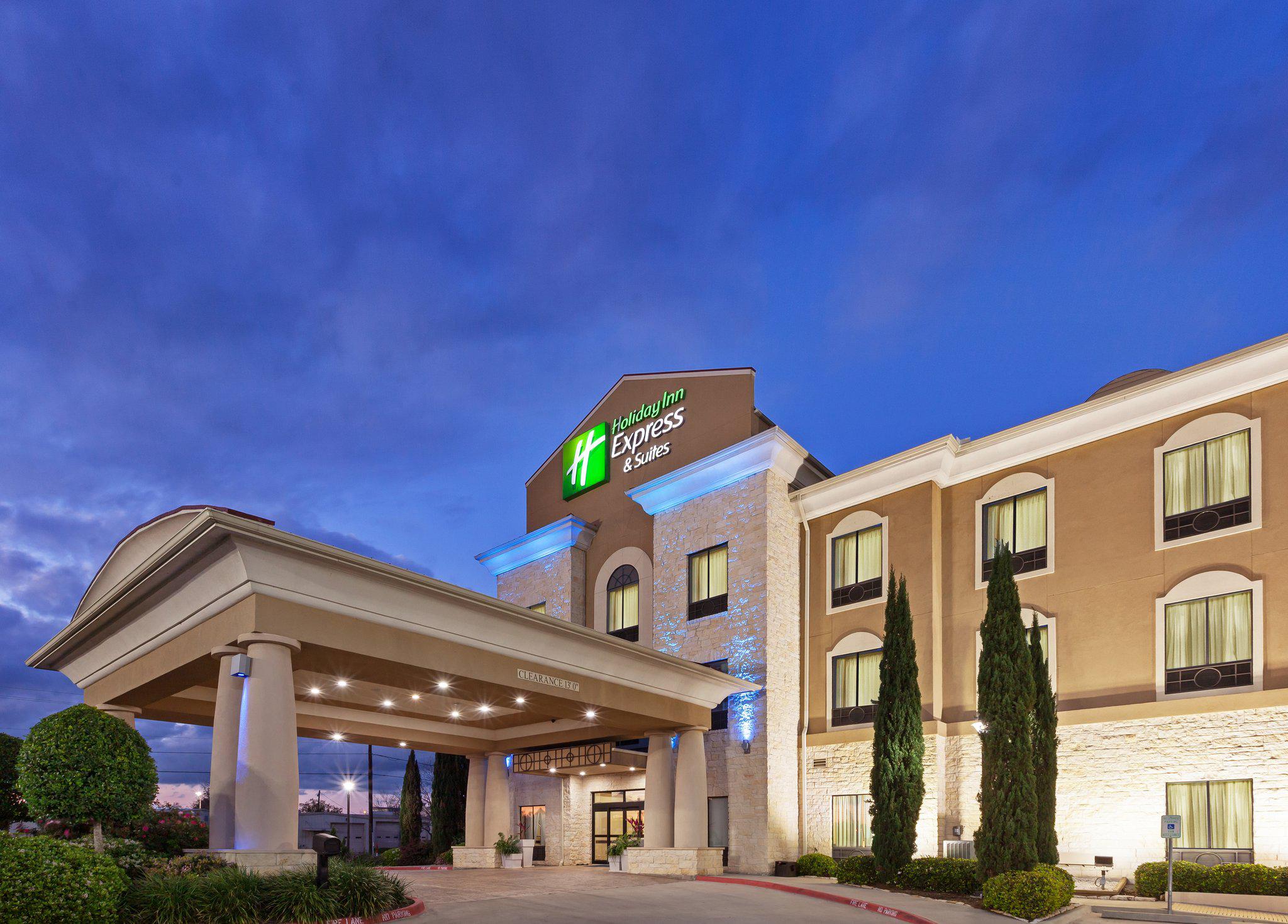 Holiday Inn Express & Suites Victoria Photo