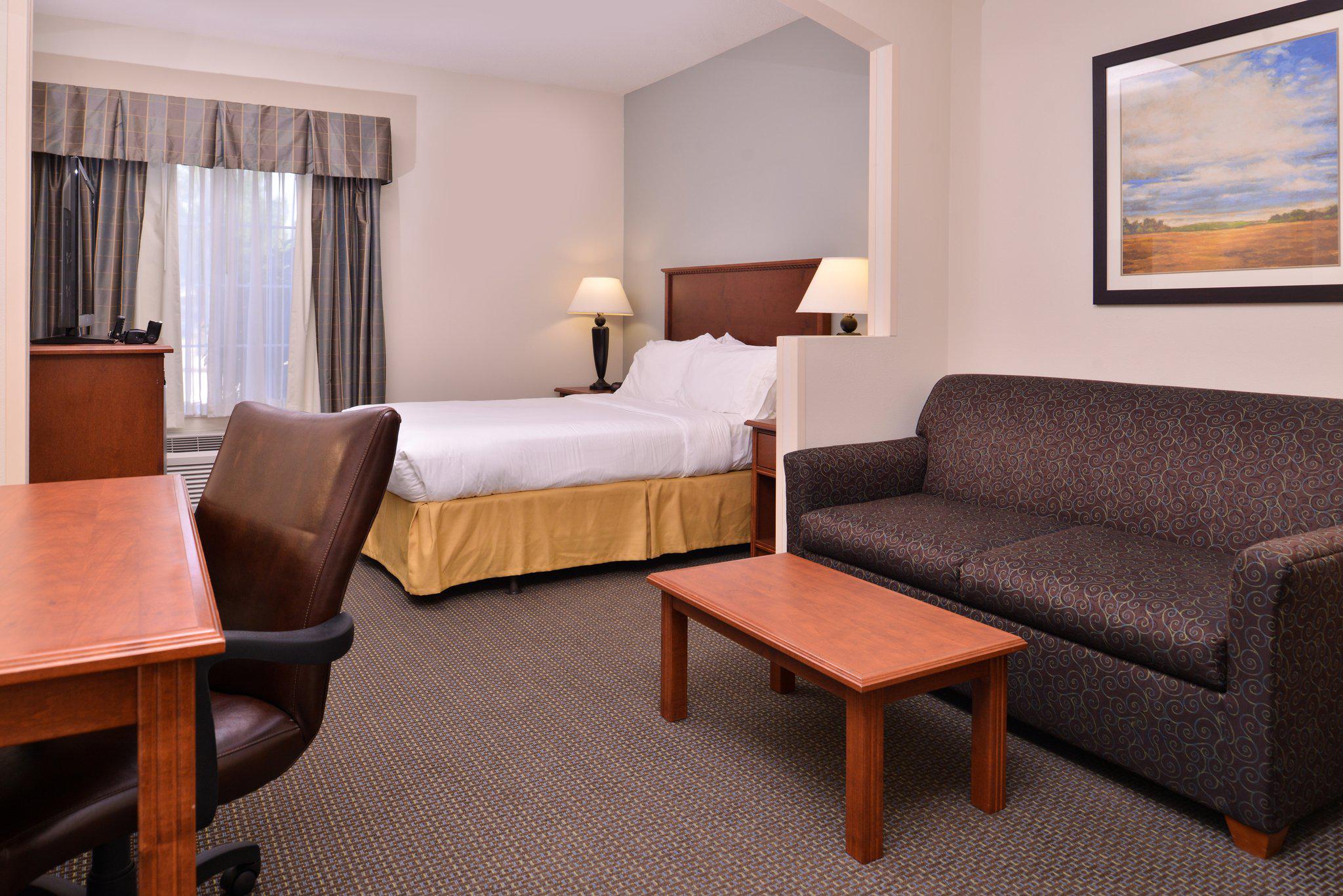 Holiday Inn Express & Suites Sioux Falls at Empire Mall Photo