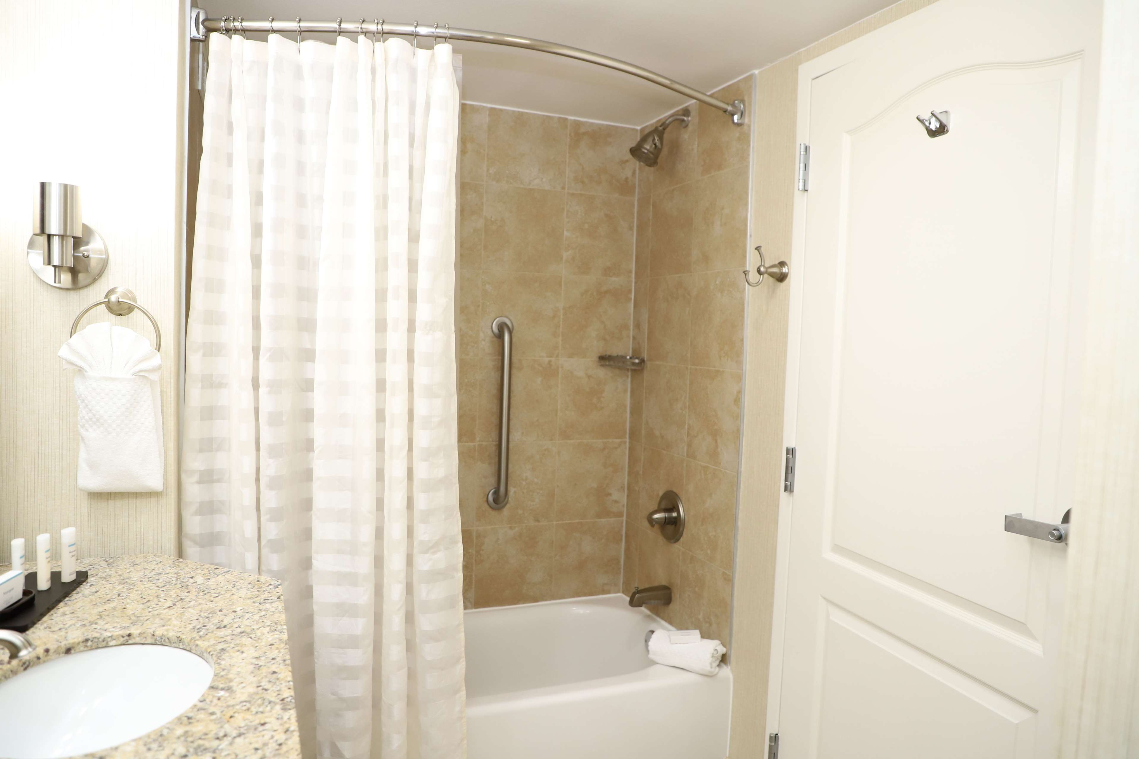 Guest room bath
