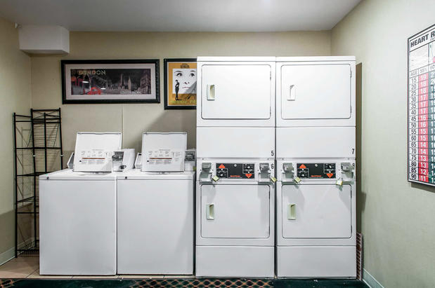 Images Rodeway Inn East