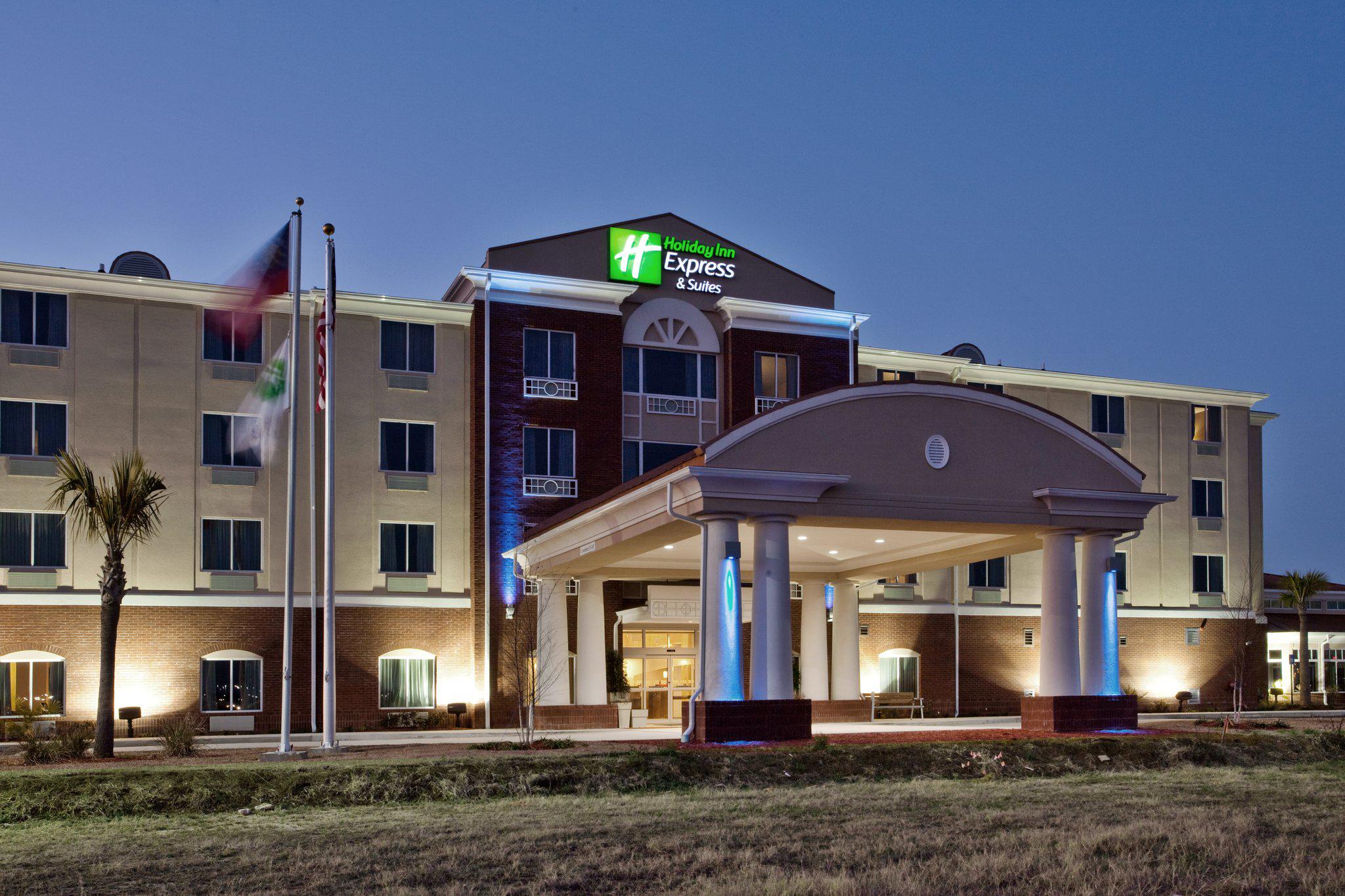 Holiday Inn Express & Suites Moultrie Photo