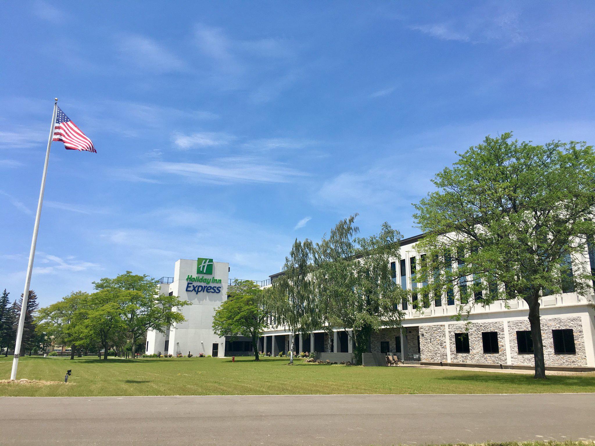 Holiday Inn Express Grand Island - Niagara Falls Photo