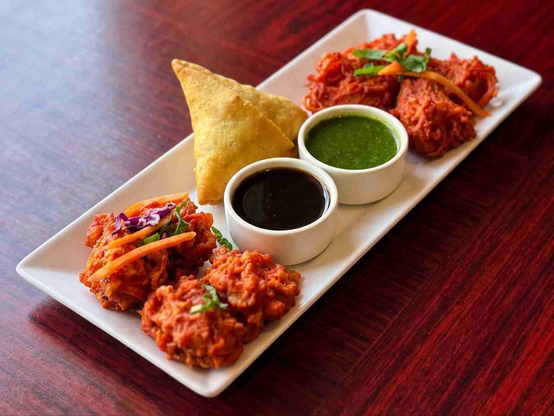 Himalayan Snack Platter - 4 pakoras, 4 onion bhajis, 1 samosa