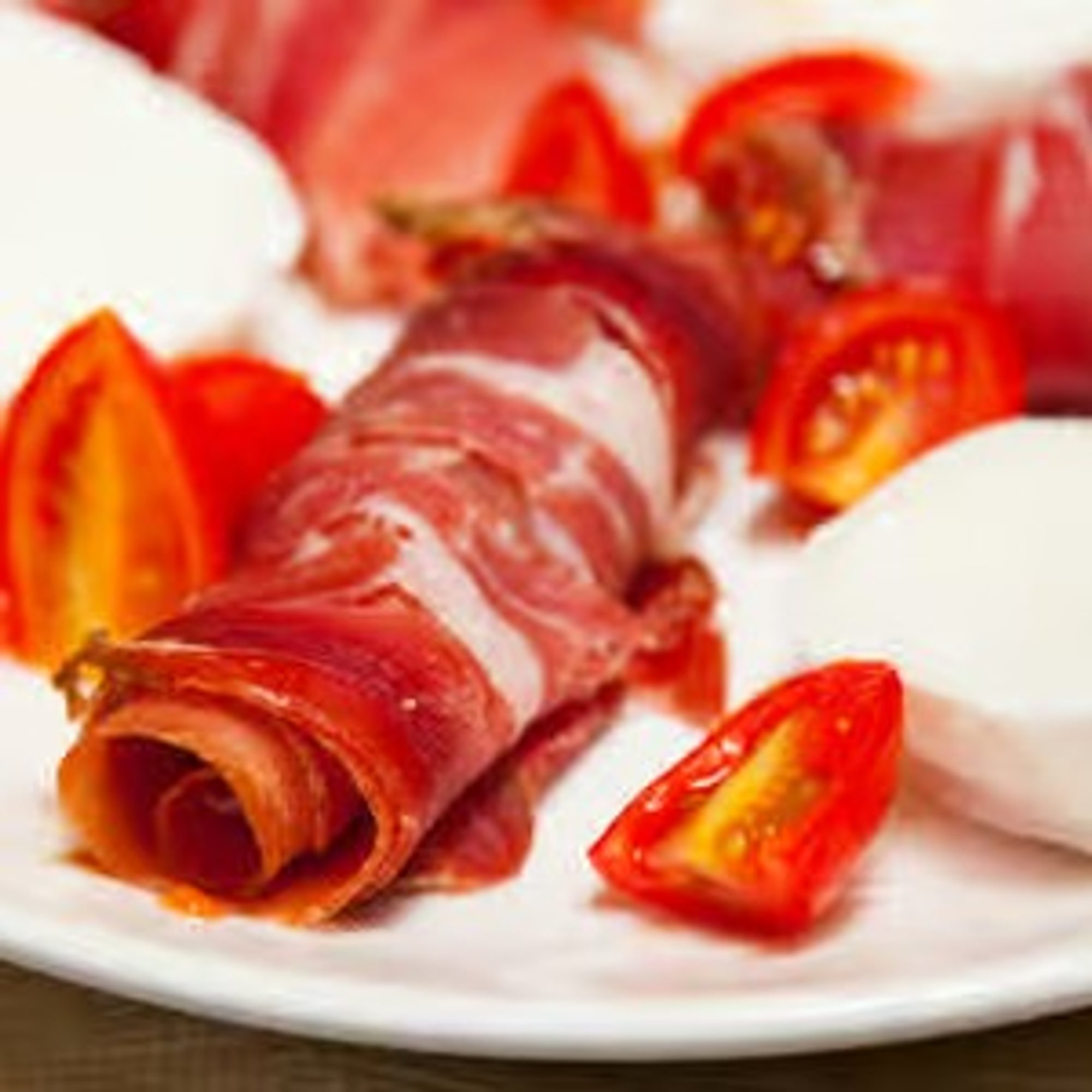 Prosciutto Ahumado Italiano Con Mozzarela De Bufala Y Tomates Cherry