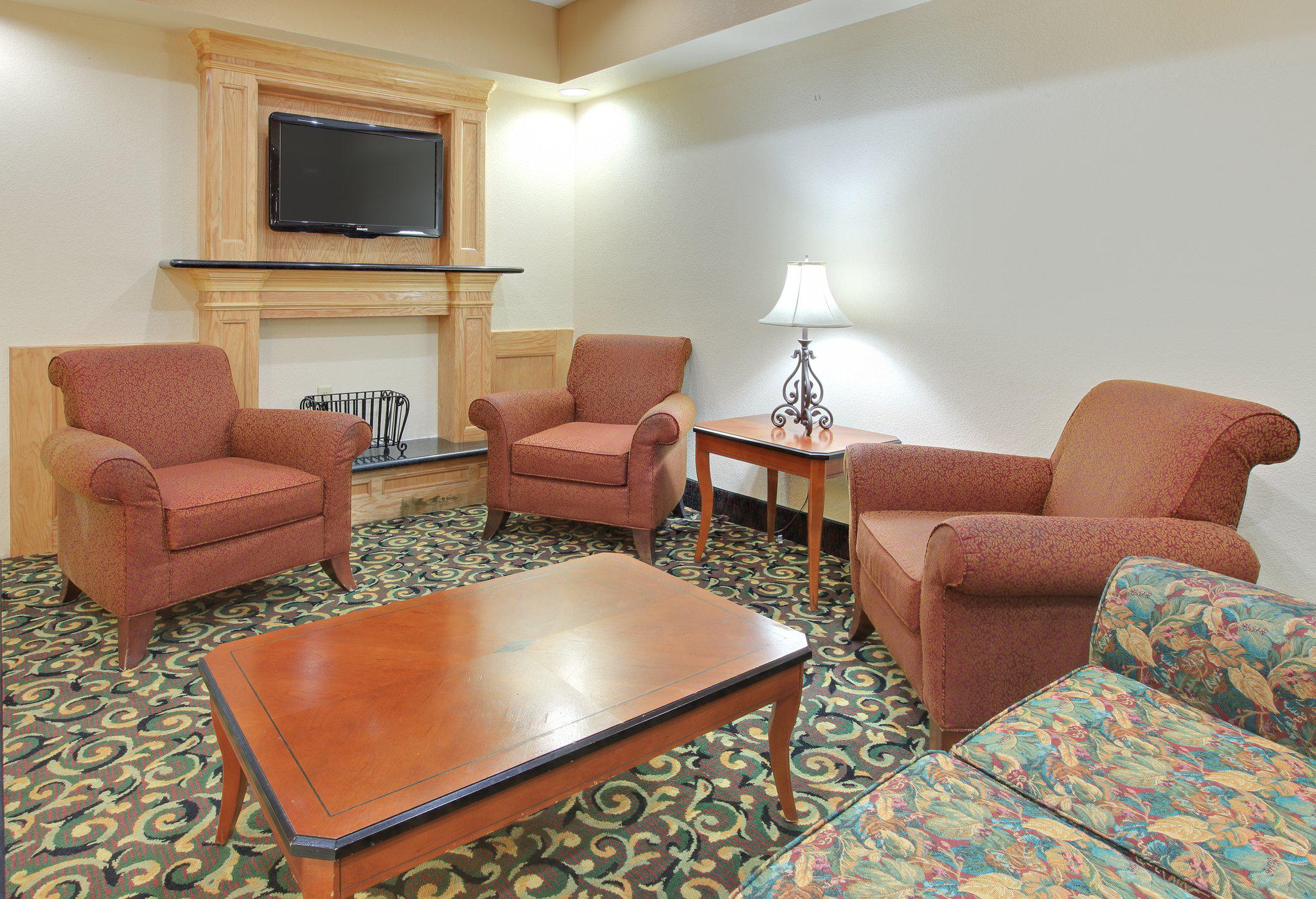 Holiday Inn Express & Suites El Dorado Photo