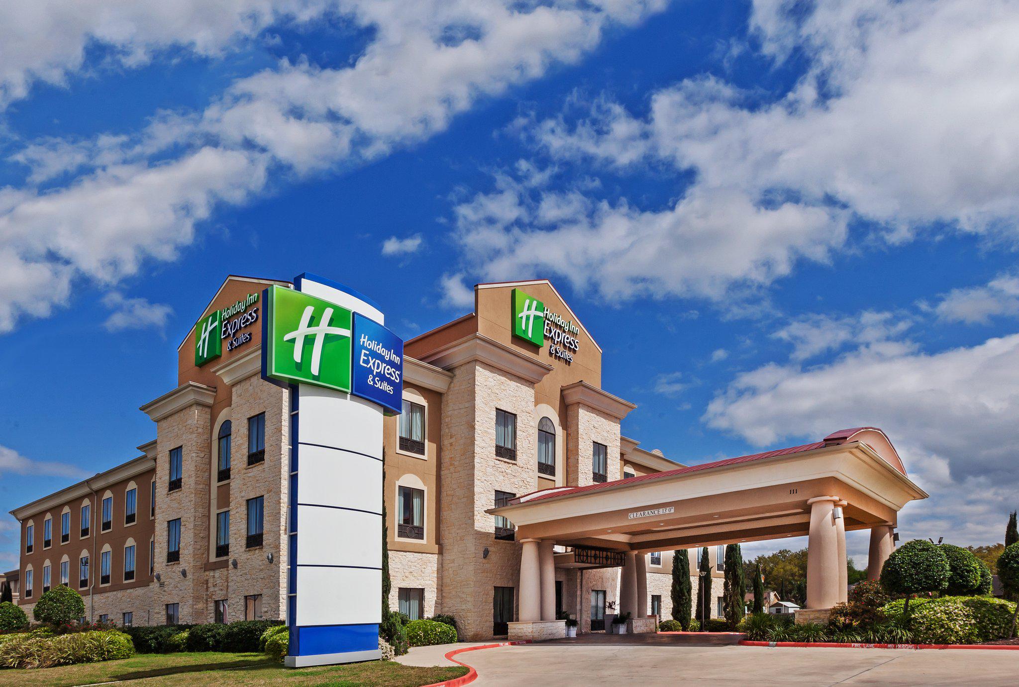 Holiday Inn Express & Suites Victoria Photo