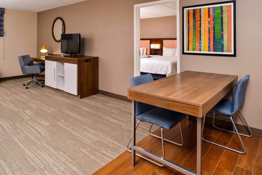 Hampton Inn Emporia Image