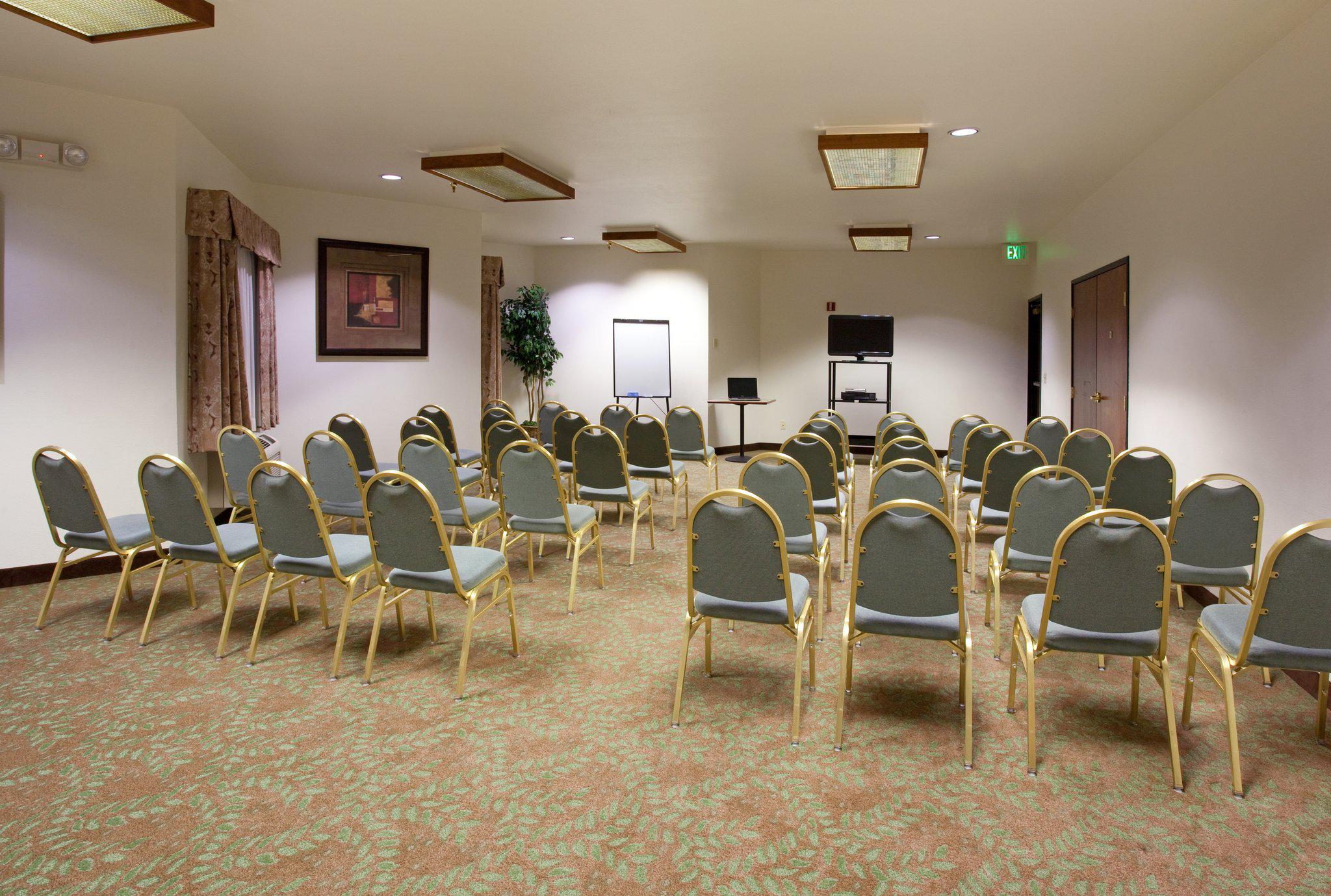 Holiday Inn Express & Suites Colorado Springs Airport Photo